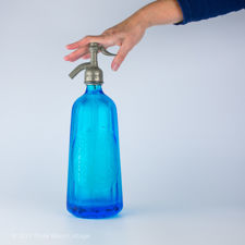 Size demonstration of Blue Glass Brasseries de la Manche Siphon