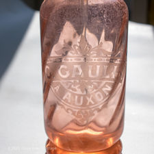 Main view of a G Gaulin à Auxon pink glass siphon