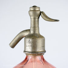 Left side of the metal top of a G Gaulin à Auxon pink glass siphon