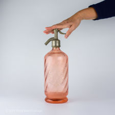 Size demonstration of a G Gaulin à Auxon pink glass siphon