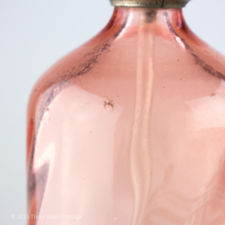 Close up of  damage on a G Gaulin à Auxon pink glass siphon