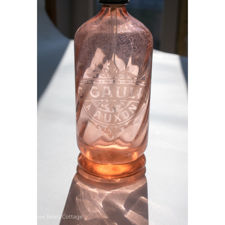 Logo in daylight on a G Gaulin à Auxon pink glass siphon